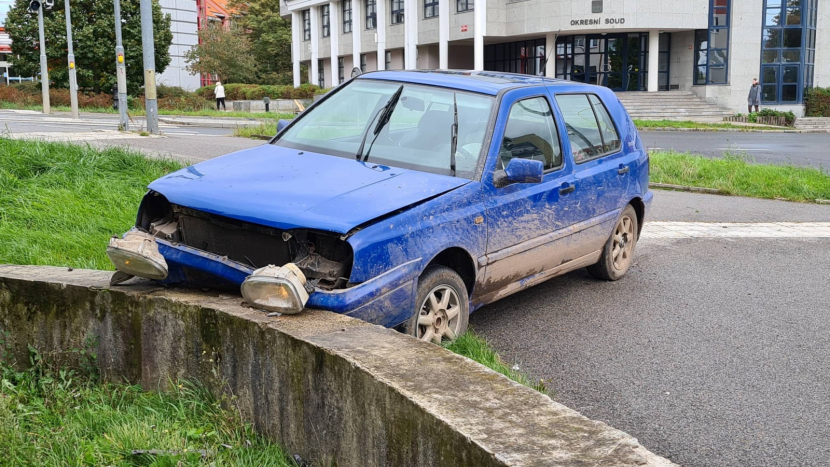 Zdrogovaný řidič v Milínské atakoval betonovou zídku, zkoušku na alkohol odmítl