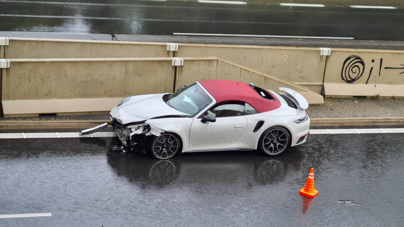 Řidič na mokré D4 otloukl Porsche o svodidla, škoda 1,5 milionu korun