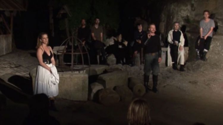 Příbramské divadlo hrálo Baladu pro banditu na hradu Loket (VIDEO)