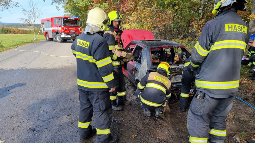 U Chrástu hořelo auto na plyn, hasiči silnici uzavřeli