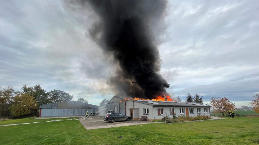 Při požáru na letišti v Doubravčicích na Kolínsku zahynul člověk