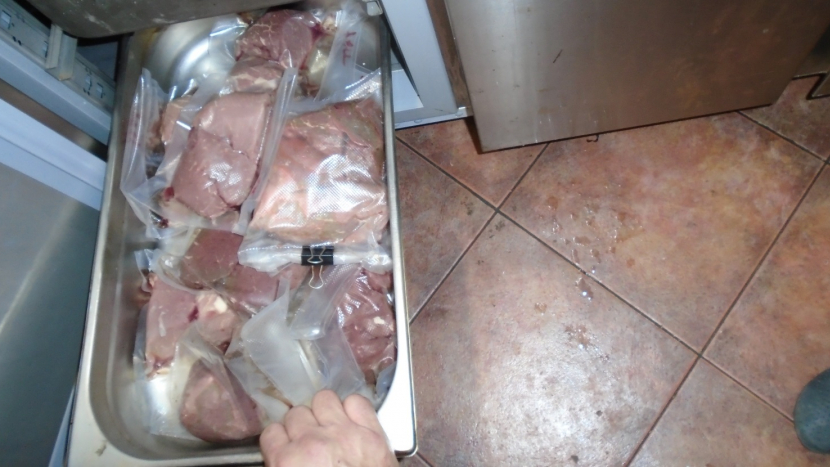 Hygienici zkontrolovali Hospodu Na hřišti v Bohutíně. V lednici prošlé maso i olomoucké tvarůžky