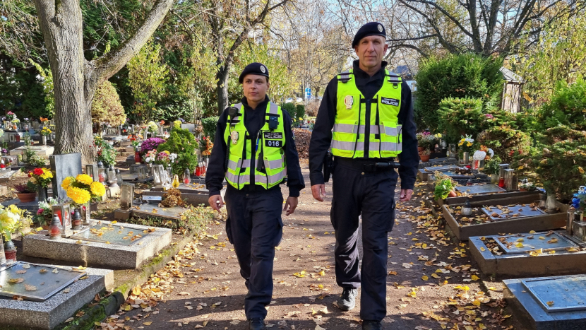 Městští strážníci zvýšili dohled na hřbitovech, policisté se zaměřují na řidiče