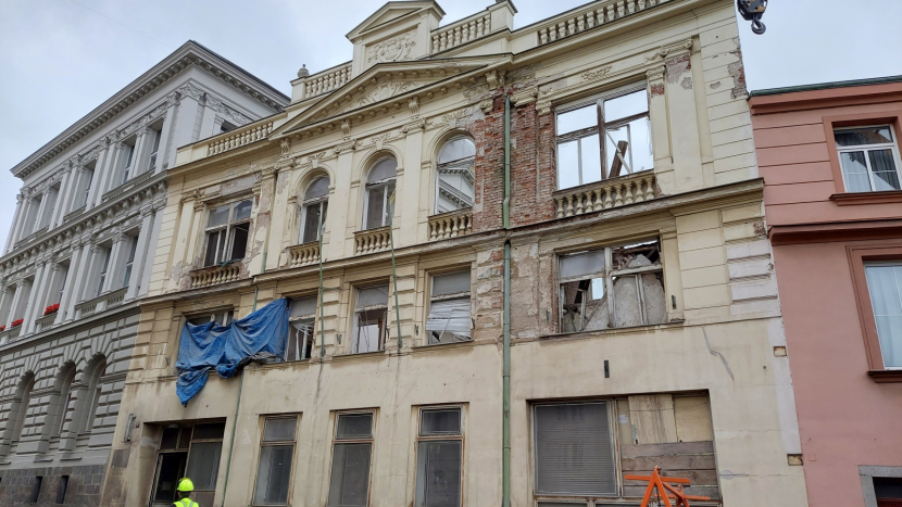 Po týdnu od zřícení střechy opravovaného domu v Hailově ulici není jasné, kdy se komunikace otevře