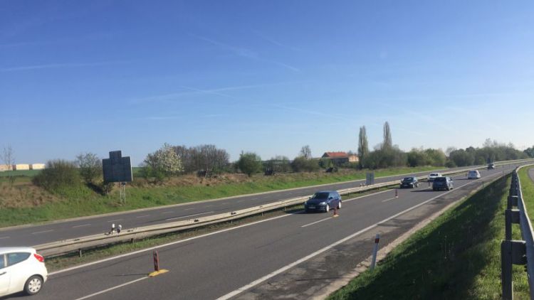 Nehoda 4 vozů blokuje dálnici ve směru na Prahu, tvoří se kolony