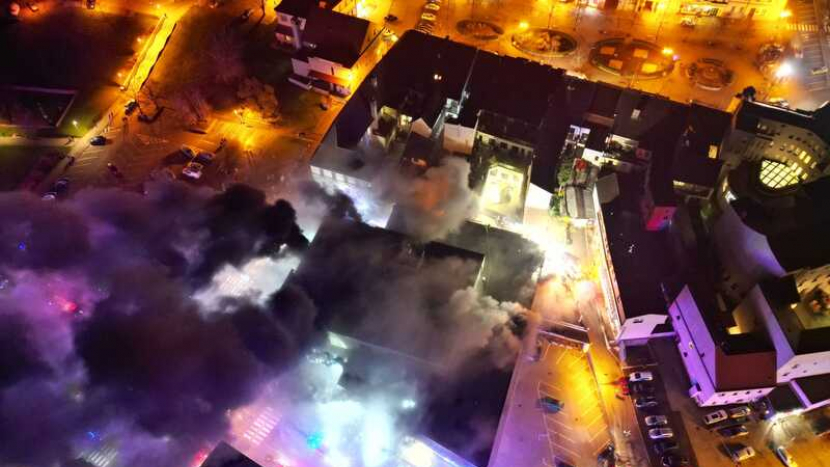 Požár obchodu v centru Benešova je pod kontrolou, škoda 50 milionů korun