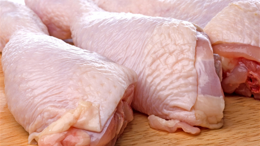SZÚ: Oplachujete kuřecí maso? Nesprávná manipulace vás může ohrozit na životě