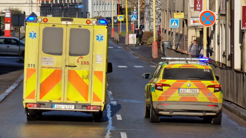 V Příbrami srazil řidič fordu ženu přecházející přes přechod, s vážným zraněním skončila v nemocnici