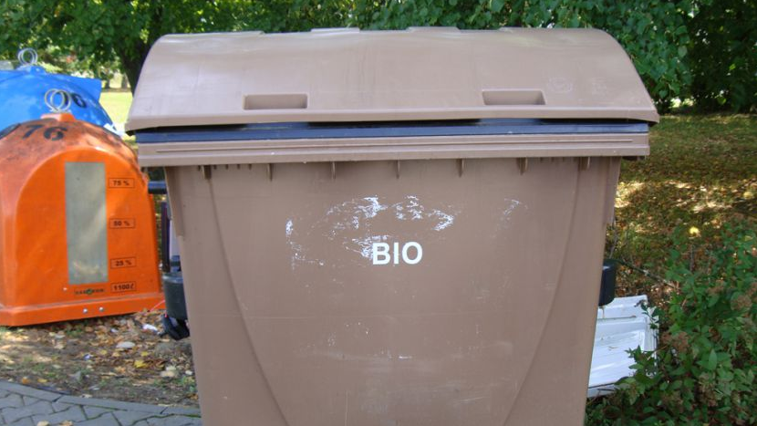 S bioodpadem v zimě do kompostárny, hnědé popelnice se kvůli zmrzlému obsahu poškozují