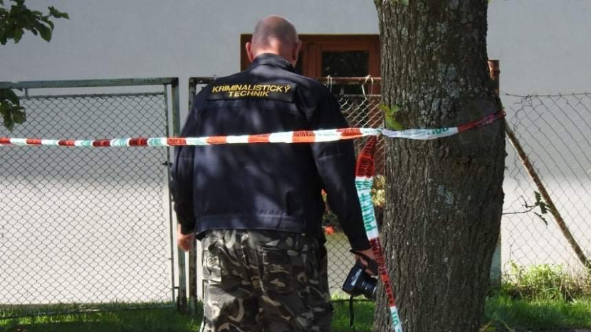 V Praze našli v lese tři mrtvé, možná se jedná o vraždu a sebevraždu