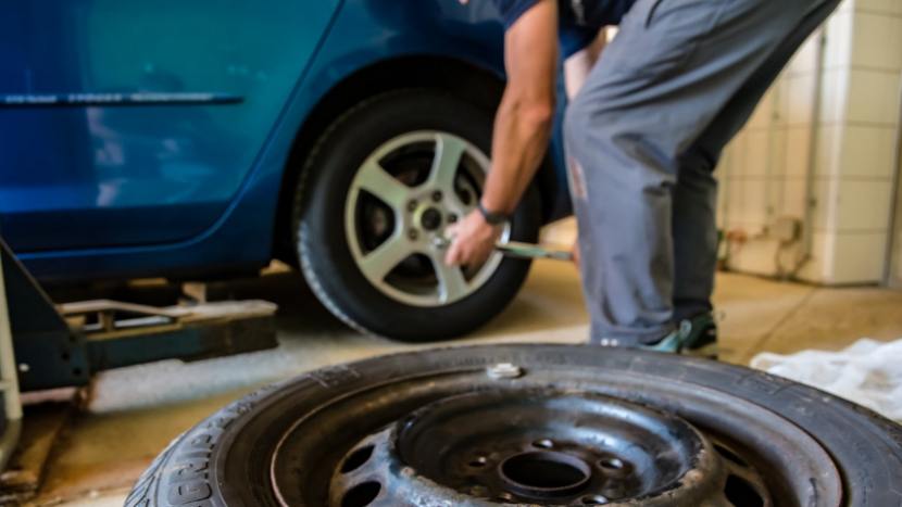 Motoristé letos s přezouváním na zimní pneumatiky otálejí více než loni
