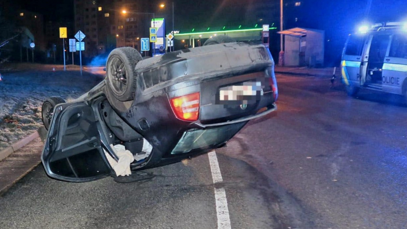 Opilý řidič v noci na pondělí převrátil v Příbrami auto na střechu
