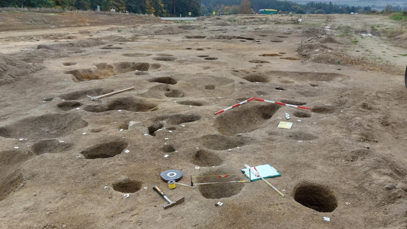 Archeologové ukončili průzkum v trase D4, našli spony, prsteny i mince