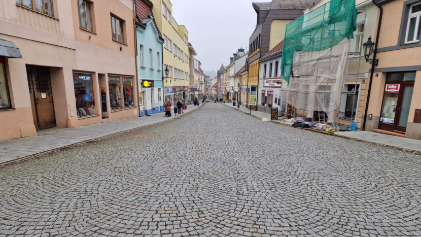 Nákupní centra praskají ve švech, Pražská ulice zeje prázdnotou