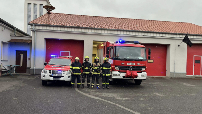 Profesionální i dobrovolní hasiči uctili památku svého kolegy, který zemřel při požáru domu v Novém Boru