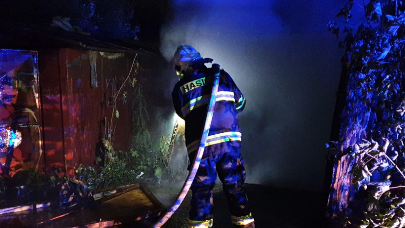 Při požáru přístěnku v Březnici našli hasiči torzo těla
