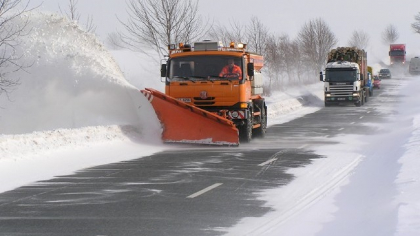 Dopravu ve středních Čechách ztěžuje sněžení, někde nejezdí autobusy