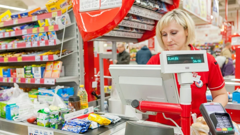 Více než čtvrtina domácností v ČR si může dovolit koupit jen základní potraviny