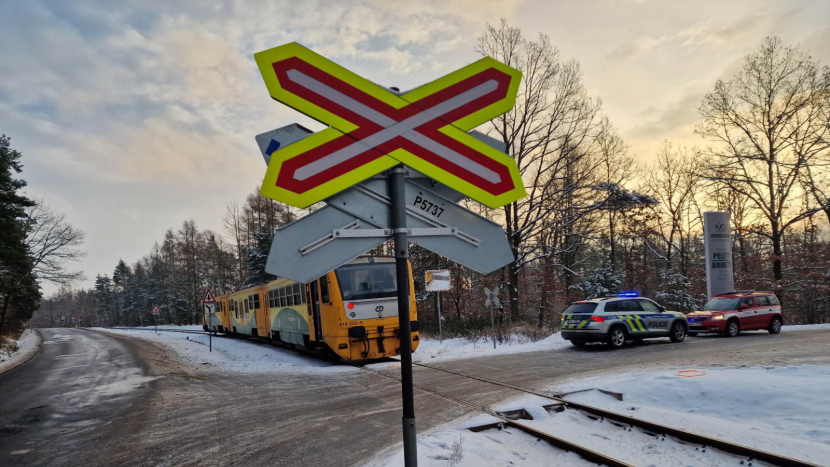 Řidič volkswagenu u obce Stará Huť narazil do vlaku, nikdo se nezranil
