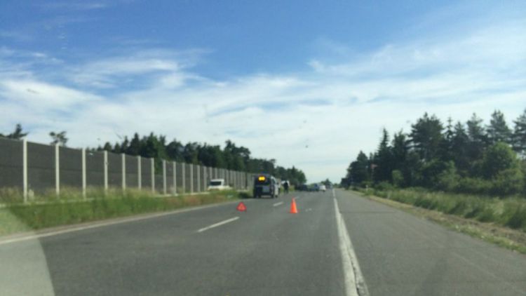 Rychlostní silnice R4 je ve směru na Příbram uzavřena kvůli nehodě dvou vozů