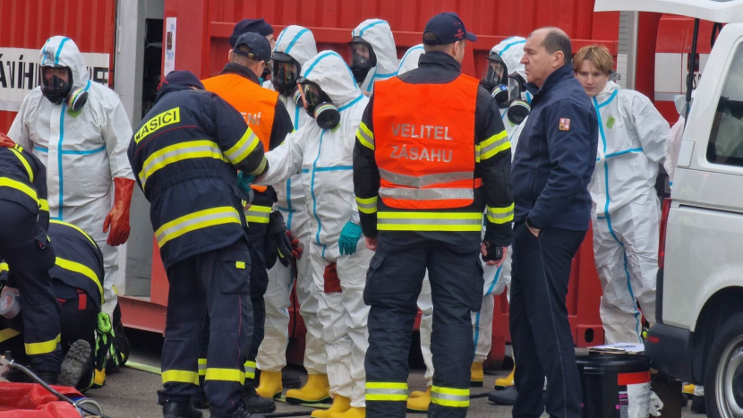 Veterináři a hasiči utratili drůbež z napadeného velkochovu v Sedlčanech