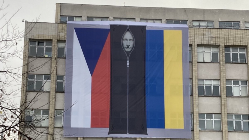Policie odložila případ vyvěšení plachty s Putinem ve vaku na mrtvoly