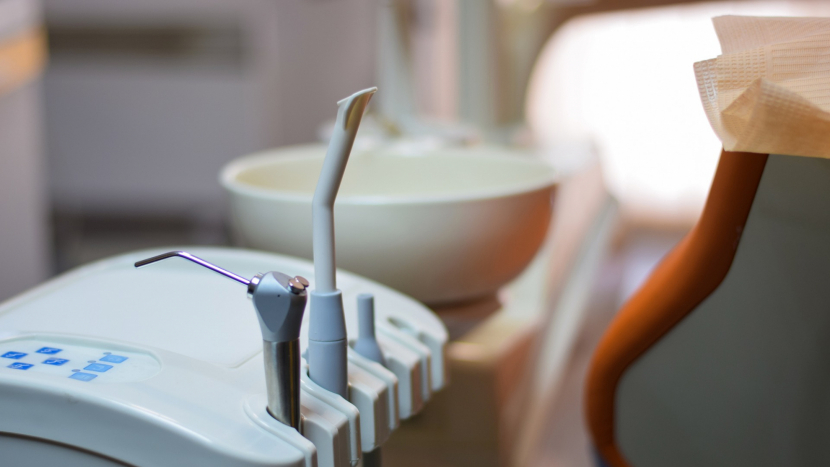 Zubního lékaře na pojišťovnu má přes 84 pct lidí, desetina si péči platí