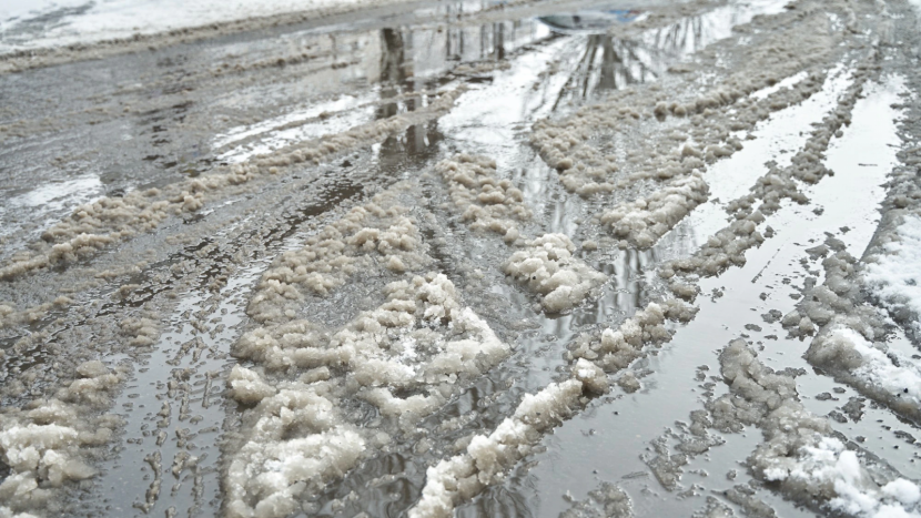Na Středočeských silnicích je místy rozbředlý sníh, a to i na hlavních tazích
