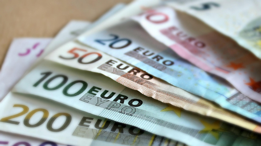 Lidé mohli při internetovém prodeji dostat padělaná eura, varuje policie