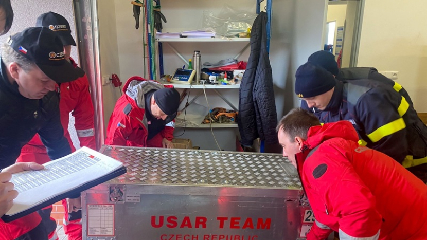 Do Turecka odletí tým českých hasičů na pomoc při vyhledávání v sutinách