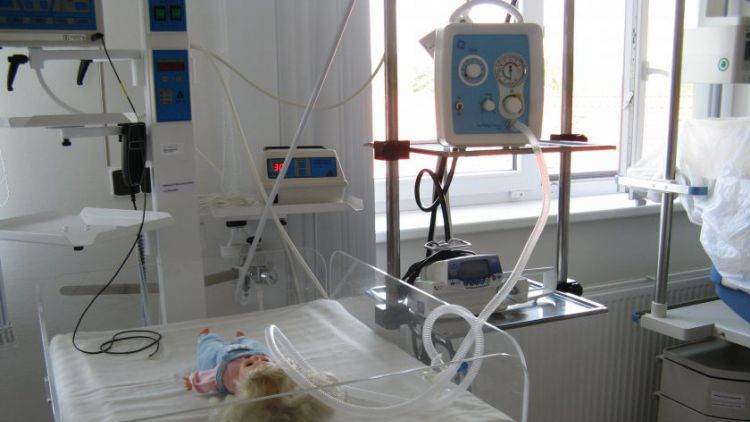 Příbramská nemocnice má nový dětský resuscitátor