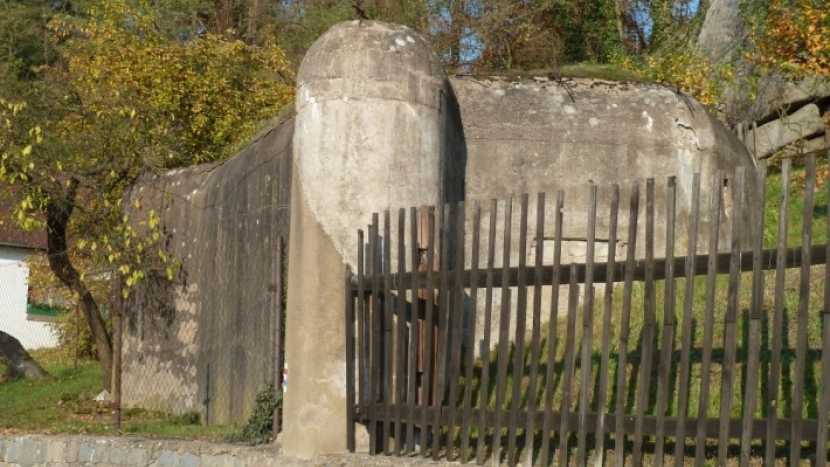 V Kamýku nad Vltavou dodnes stojí několik zachovalých řopíků