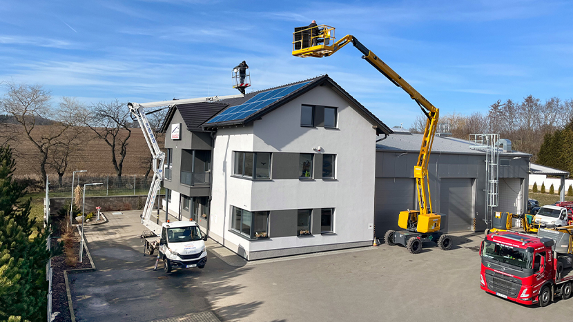 Řešení energetické krize - montáž fotovoltaických panelů pomocí pracovních plošin