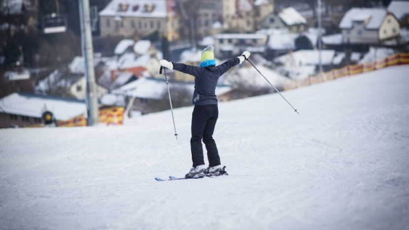 Slunečné počasí přilákalo do středočeských areálů více lyžařů, sněhu je dostatek