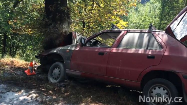 U Hluboše na Příbramsku zemřel řidič po nárazu do stromu (VIDEO)