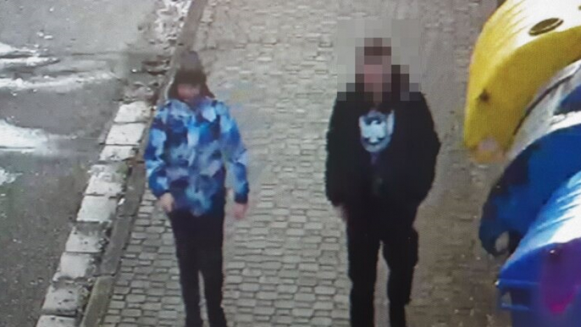 Pohřešovaný 12letý chlapec z Hradecka je v Praze, zřejmě s mladým mužem