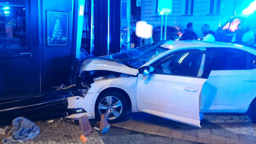 V Praze srazilo auto několik chodců, řidič měl zřejmě záchvat