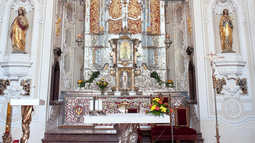 Odcizené předměty stříbrného oltáře svatohorské baziliky mají nahradit duplikáty