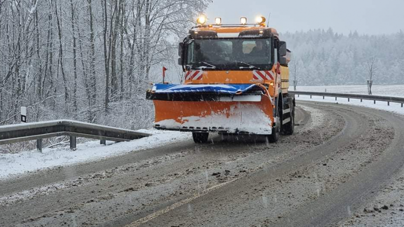 Sněžení, vítr a namrzající vozovky místy komplikují dopravu v Česku