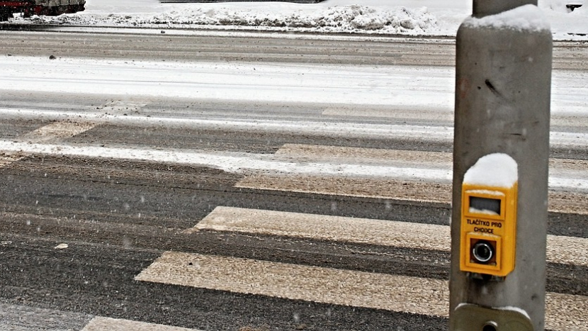 Sněžení, vítr a namrzající vozovky místy komplikují dopravu