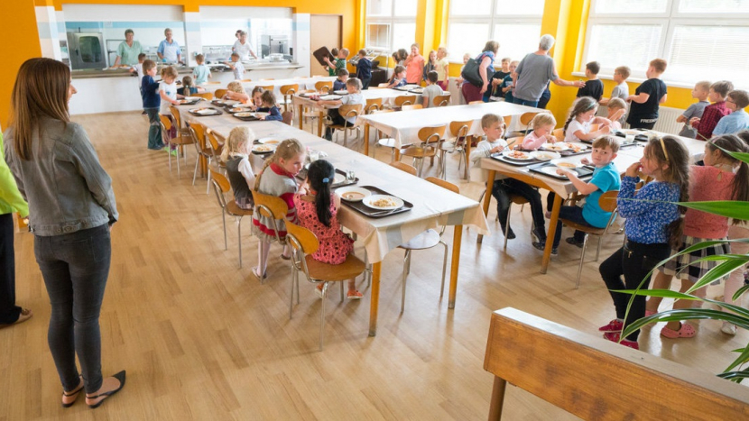 Školním obědům neohroženě vládne svíčková a buchtičky s krémem