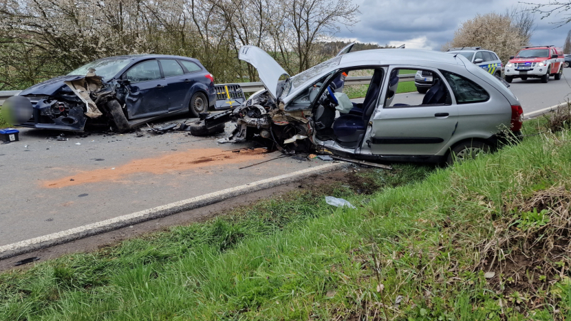 Vážná nehoda uzavřela silnici u Třebska. Jednoho z řidičů museli hasiči z auta vyprostit