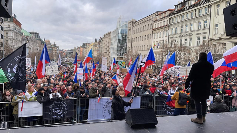 Tisíce lidí demonstrovaly v Praze proti vládě, pochodovaly centrem města