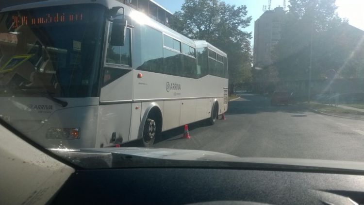 Dopravu na sídlišti komplikuje nehoda autobusu s osobním vozem