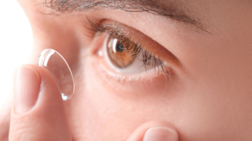 Optometristka: Nesprávné nošení kontaktních čoček může mít zdravotní následky