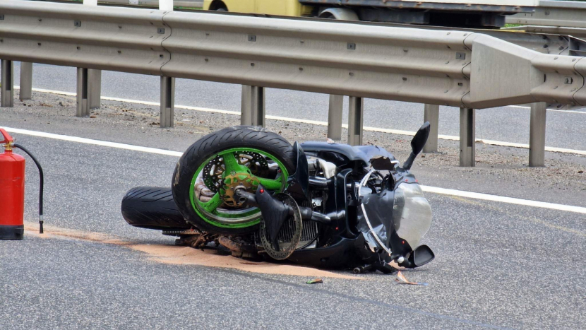 Zfetovaný motorkář havaroval na D4, policisté jízdní pruh uzavřeli