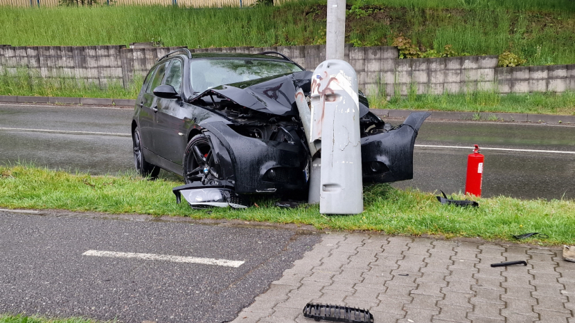 Opilý řidič BMW narazil v Březnické ulici do sloupu lampy veřejného osvětlení