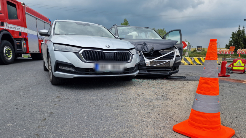 Na kruhovém objezdu u Milína se střetla dvě auta, dvě osoby se zranily