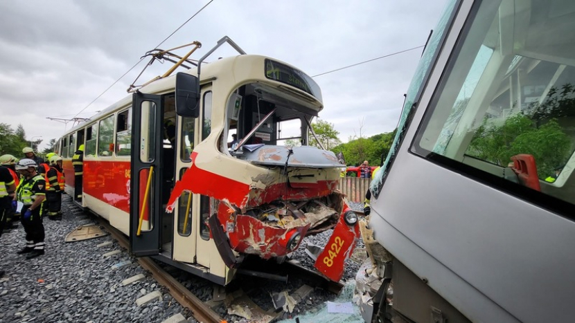 V Praze se ráno srazily dvě tramvaje, dva lidé se zranili