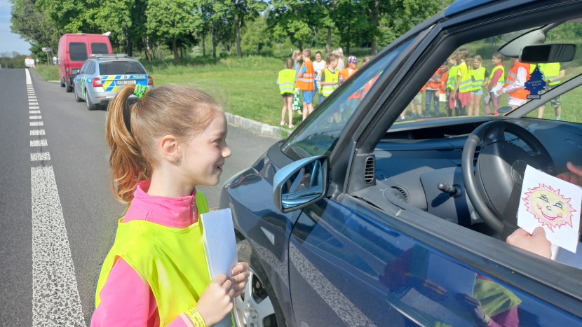 Děti v Bohutíně viděly silniční kontroly očima policistů, řidičům rozdávaly zamračená či usměvavá sluníčka